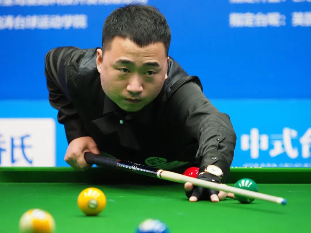 他在接受媒 他在接受媒